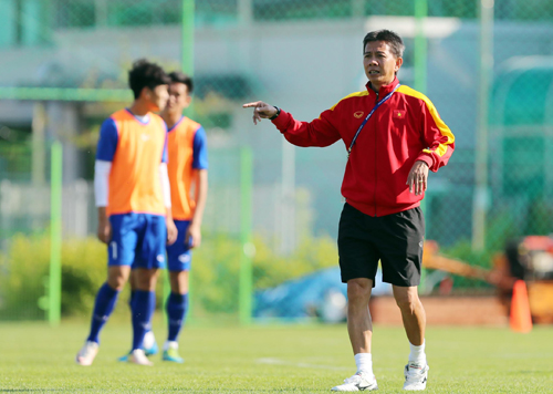 HLV Hoàng Anh Tuấn cho U20 Việt Nam đá pressing với Honduras