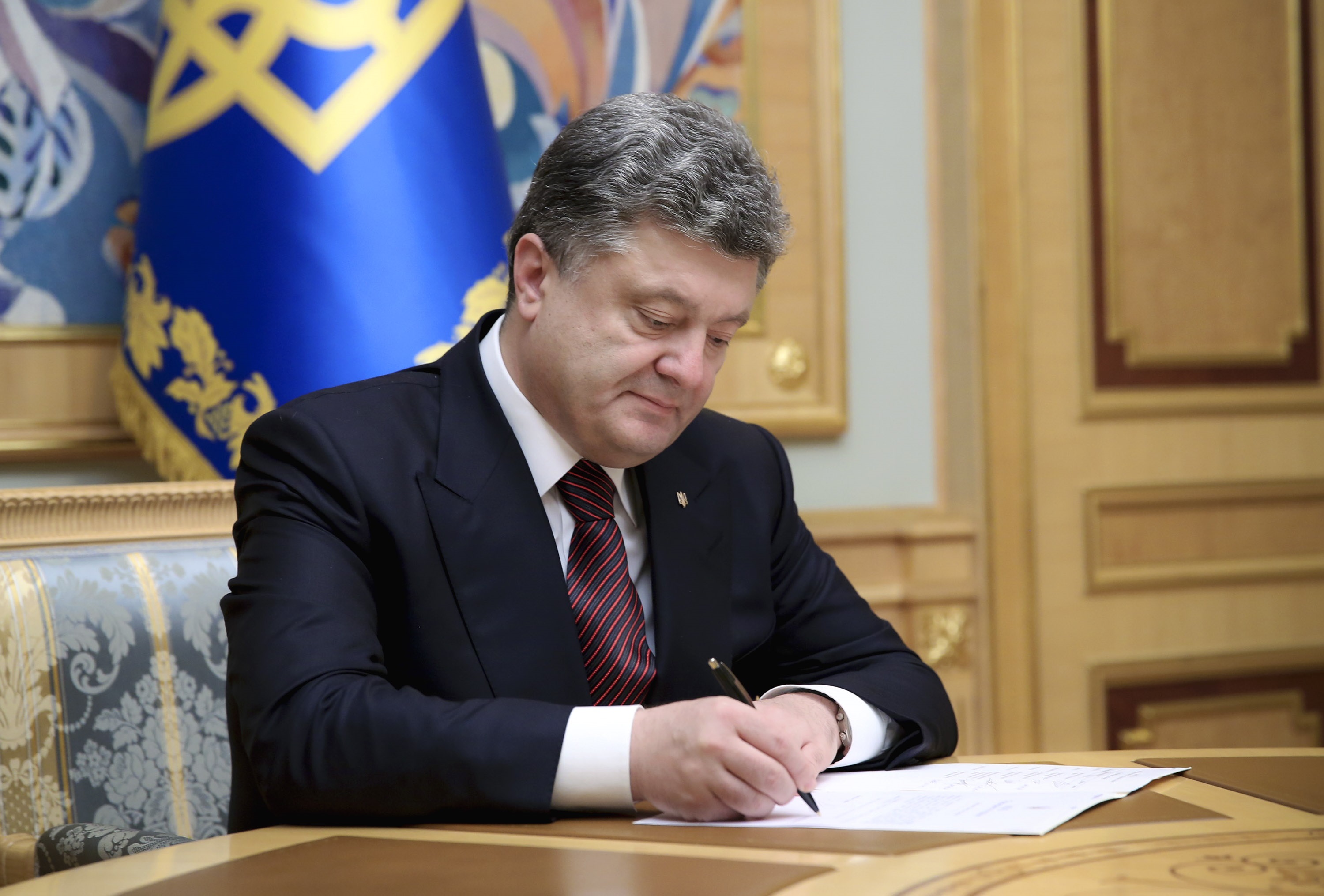 Tổng thống Porosenko ký lệnh sa thải Phó Tư lệnh Vệ binh quốc gia Ukraine Rudnhiskovo.