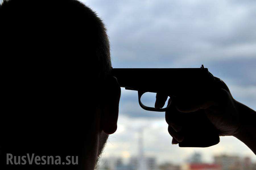 Bi kịch gia đình tại Kharcov: Người đàn ông hưu trí nổ súng tự sát ngay trước mặt cảnh sát và con trai.