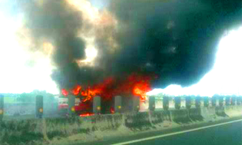 Ôtô khách cháy ngùn ngụt trên cao tốc Trung Lương