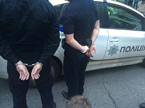 Tại cửa ngõ ra vào thành phố Odessa, những nhân viên cảnh sát chuyên tống tiền các lái xe bị bắt.