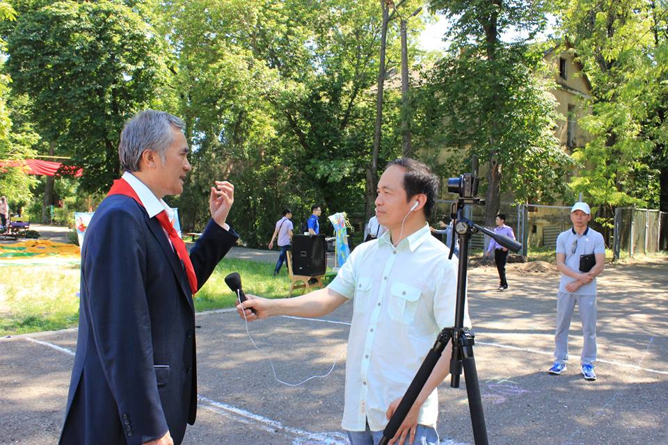 Đại sứ Nguyễn Minh Trí trả lời phỏng vấn khi về dự khai mạc trại hè 'Chắp cánh ước mơ' tại Odessa