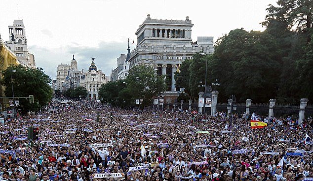 Real Madrid ăn mừng hoành tráng chưa từng thấy