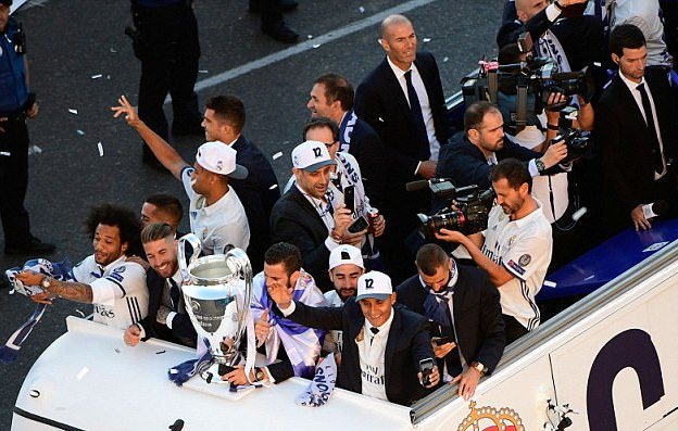 Real Madrid ăn mừng hoành tráng chưa từng thấy