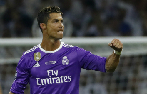 Ghi 10 bàn liên tiếp, Ronaldo vượt Messi thành Vua phá lưới
