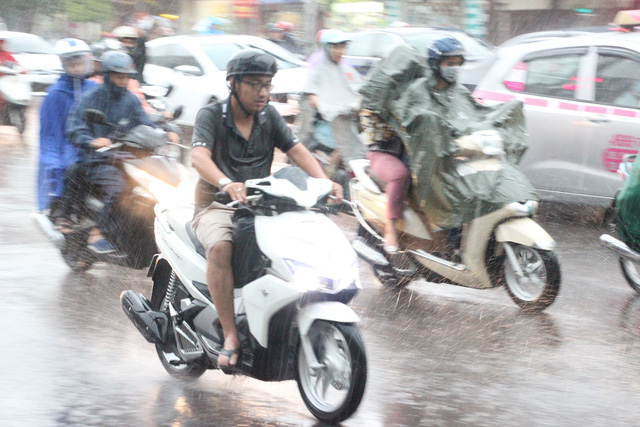 Hà Nội mưa giông lớn, cây đổ, đường ngập