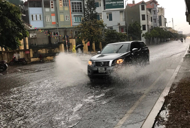 Hà Nội mưa giông lớn, cây đổ, đường ngập