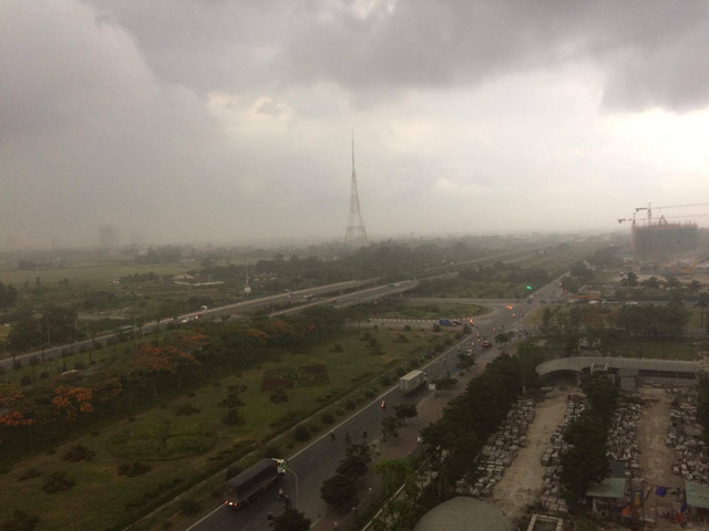 Hà Nội mưa giông lớn, cây đổ, đường ngập