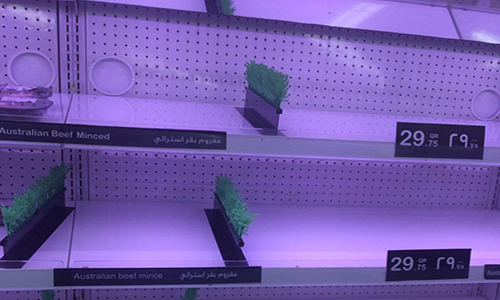 Dân Qatar bắt đầu tích trữ đồ ăn
