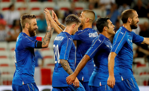Hậu vệ phản lưới 'đẹp mắt', Uruguay thua đậm Italy