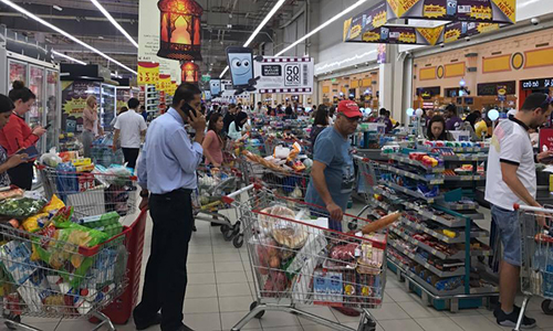 Dân Qatar bắt đầu tích trữ đồ ăn