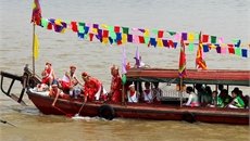 Trai Hà Nội mặc váy rước nước trên sông Hồng