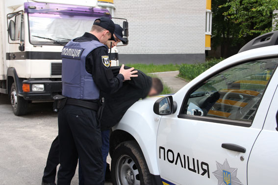 Tại Zakarpate, cảnh sát tuần tra nổ súng bắt cướp.