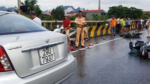 3 xe đâm nhau, một người văng từ cầu Đá Bạc xuống đất