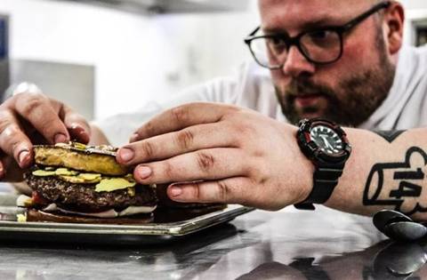 Xôn xao bánh burger đắt ngang xe tay ga