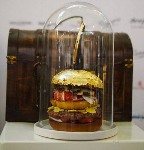 Xôn xao bánh burger đắt ngang xe tay ga