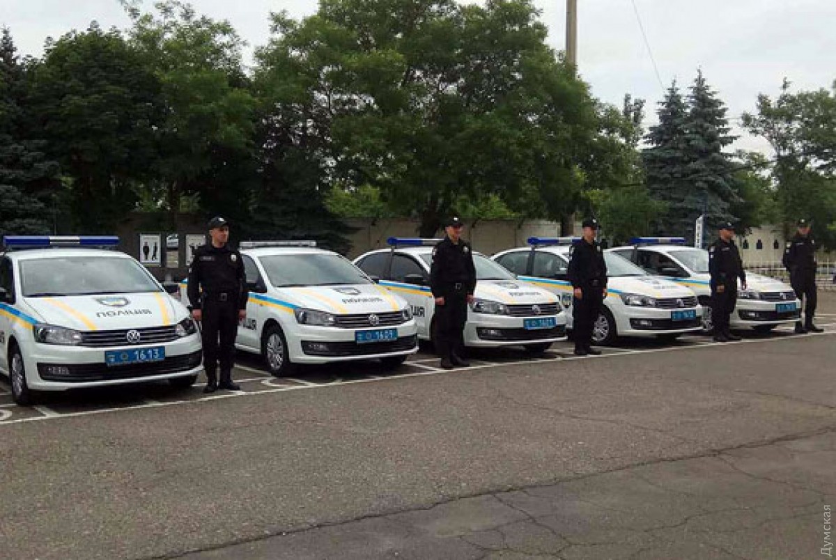 Cảnh sát Odessa nhận quân trang, quân dụng mới và chứng chỉ của 77 xe mới.