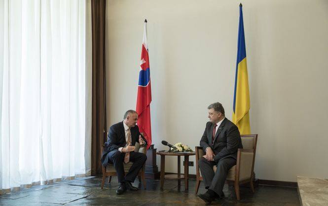 Tổng thống Ukraine và Slovakia mở cửa tượng trưng vào châu Âu.