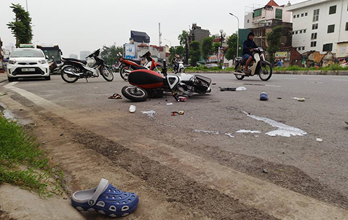 Ôtô gây tai nạn liên hoàn ở Hà Nội, 3 người nhập viện