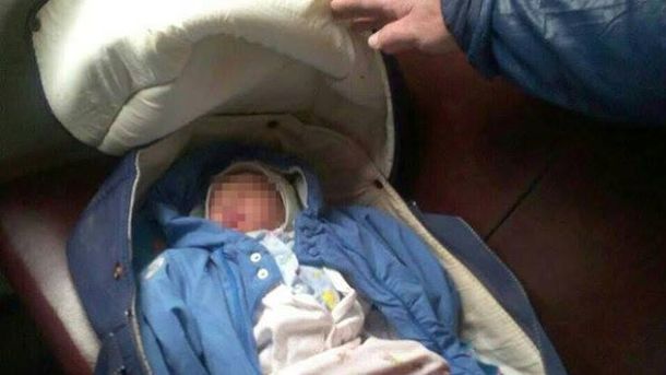 Một phụ nữ trẻ bỏ lại đứa con gái mới đẻ của mình trong toa tàu điện tuyến Kazatin -Kiev.