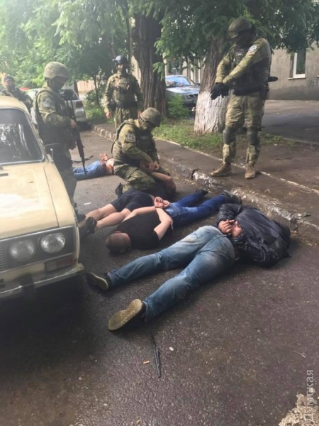 Tại khu dân cư Moldavalka Odessa, cảnh sát đặc nhiệm bắt nhóm cướp có vũ trang, trấn cướp người buôn bán ngoại tệ.