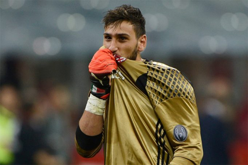 CĐV ném tiền giả vào Gianluigi Donnarumma