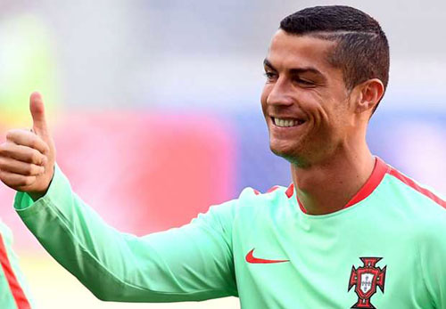 Ronaldo miễn cưỡng trả lời họp báo sau trận thắng Nga