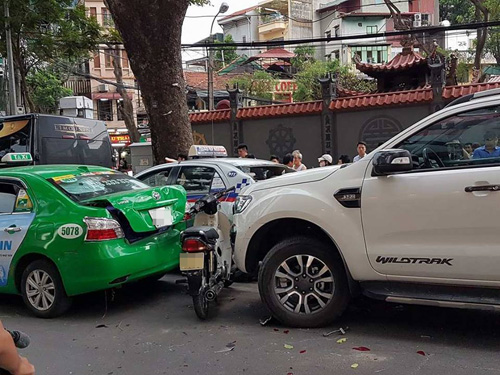 Tai nạn liên hoàn trên phố Bà Triệu, 2 người bị thương