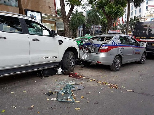 Tai nạn liên hoàn trên phố Bà Triệu, 2 người bị thương