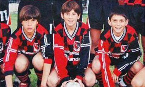 Messi được Barca tuyển mộ chỉ sau năm phút xem giò