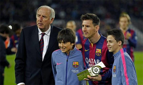 Messi được Barca tuyển mộ chỉ sau năm phút xem giò