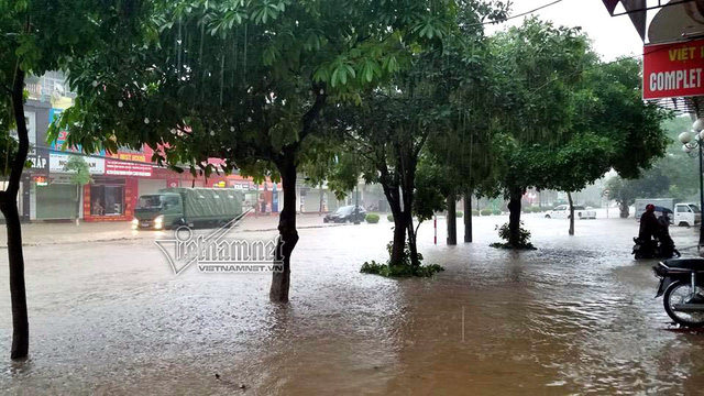 Mưa lớn, Thái Nguyên ngập mênh mông không còn thấy đường