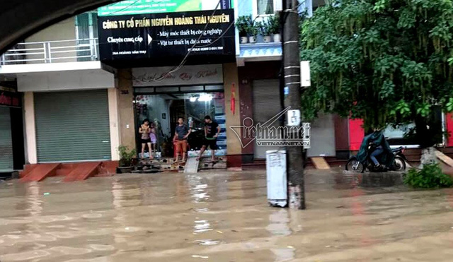 Mưa lớn, Thái Nguyên ngập mênh mông không còn thấy đường