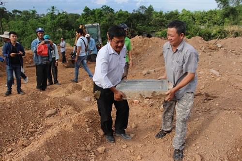 Tìm thấy bia mộ vợ vua triều Nguyễn tại công trường xây bãi xe