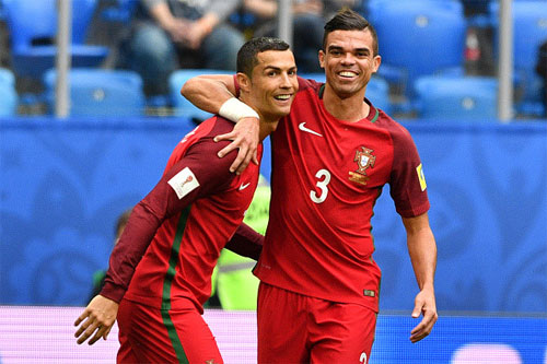 Ronaldo lại ghi bàn, Bồ Đào Nha vào bán kết với vị trí đầu bảng A