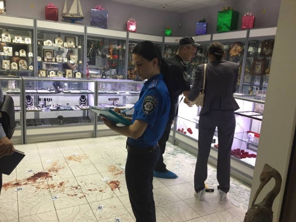 Tại thủ đô Kiev, cướp cửa hàng bán đồ trang sức.
