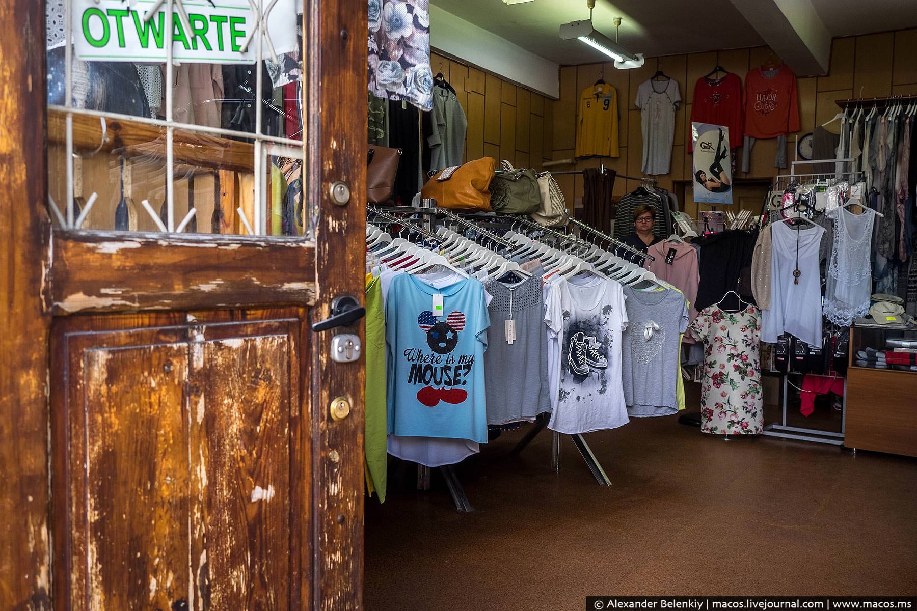 Tại trung tâm thành phố Nhicolaiev, cửa hàng bán đồ quần áo cũ bị cướp.