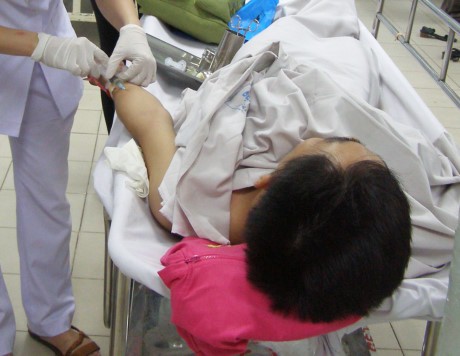 Phòng y tế chợ cây số 7: Sơ cứu người Việt bị ngộ độc thức ăn