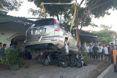 Tài xế ôtô đạp nhầm chân ga, 'nghiền' 12 xe máy