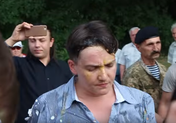 Đại biểu quốc hội Ukraine Savchenko bị ném trứng tại Nhicolaiev