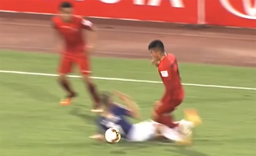 Cầu thủ Hà Nội bị treo giò 8 trận vì pha bóng thô bạo ở V-League