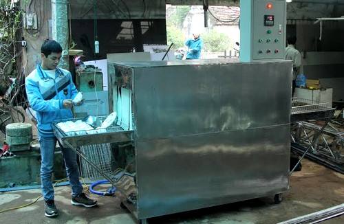 'Kỹ sư làng' chế tạo máy rửa bát công nghiệp