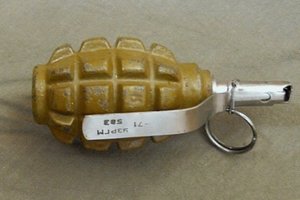 Tại Vinhisa cửa hàng bán hàng quần áo bị ném chất nổ.
