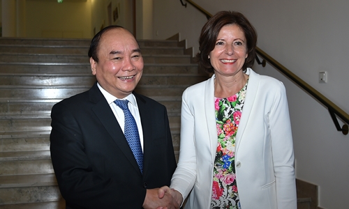 Thủ tướng Nguyễn Xuân Phúc gặp Chủ tịch Hội đồng Liên bang Đức