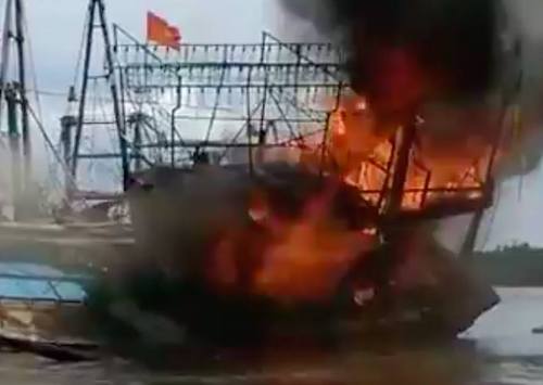 Tàu cá 6 tỷ đồng bốc cháy ngùn ngụt khi neo ở cảng