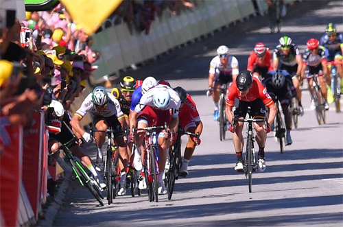 Khiến Cavendish gãy xương, Sagan bị loại khỏi Tour de France 2017