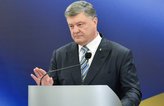 Tổng thống Porosenko trình Quốc hội Ukraine dự luật về chống tham nhũng.