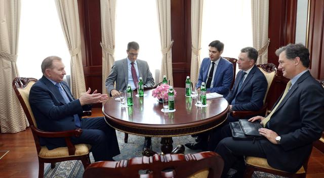 Volker và Kuchma tại Kiev bàn về tình hình Donbass.
