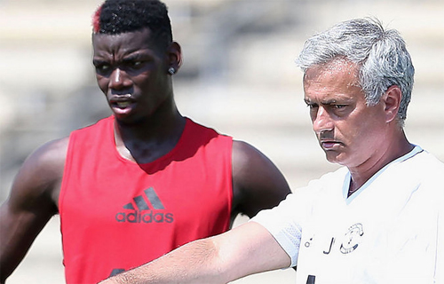 Hàng trăm người sơ tán vào sân tập của Man Utd vì sợ đánh bom