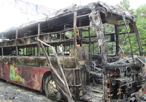 Xe khách giường nằm cháy dữ dội ở Nghệ An